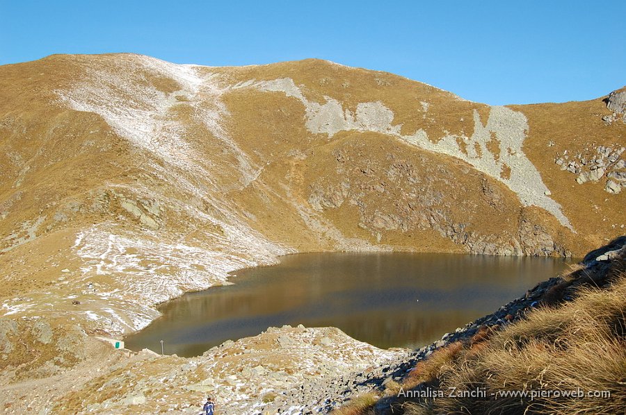 06 Ci si alza sopra il lago Moro.JPG